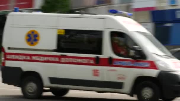 Ambulanza furgone medico bianco con sirena forte e luci blu lampeggianti su giunchi — Video Stock