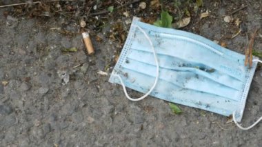 Atılmış tek kullanımlık koruyucu maske Meditex. Kullanılmış mavi tıbbi cerrahi maske