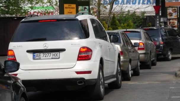 Carros na fila para abrir o restaurante de fast-food McDonalds. Café vende hambúrgueres takeaway — Vídeo de Stock