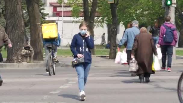 La gente di strada della città indossa maschere facciali e guanti in lattice. Quarantena dichiarata — Video Stock