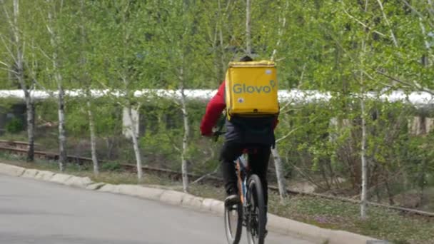 GLOVO发送信使，带有品牌黄色热背包，用于客户定单 — 图库视频影像