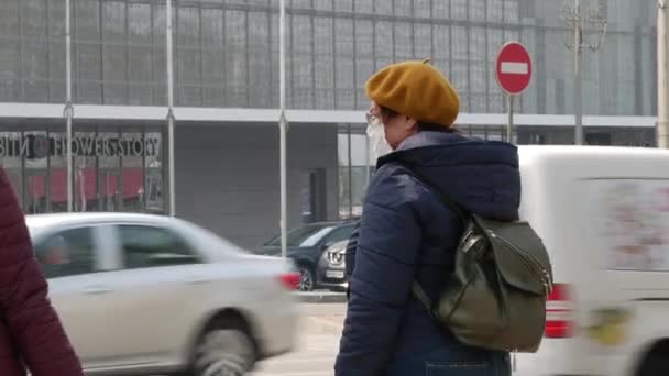 人们走在城市街道上，戴着口罩和乳胶手套。检疫 — 图库视频影像