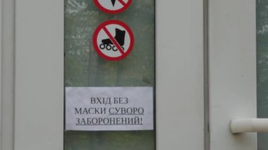 Banka kapısında yazılı maskeli uyarı plakaları zorunludur. Yasaklama simgeleri