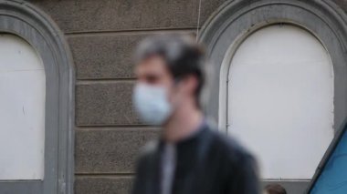 Alıcılar sosyal mesafede kuyrukta bekliyor. DIY koruyucu maskeli insanlar