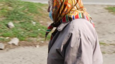 Şehirdeki yaşlılar yüz maskesi ve lateks eldiven takıyor. Karantina depoları