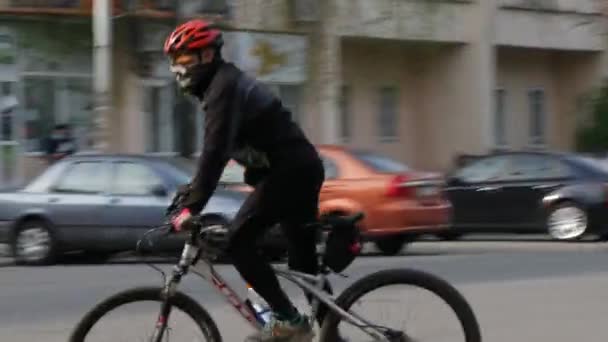 L'uomo in bicicletta giro per strada. Giovane sportivo nell'esercizio del casco protettivo — Video Stock