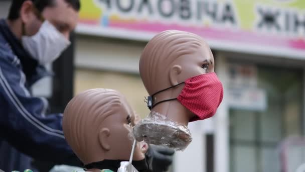Personas en máscaras de cara protectora DIY cerca del almacén para llevar del PPE. Cuarentena de ciudades — Vídeo de stock