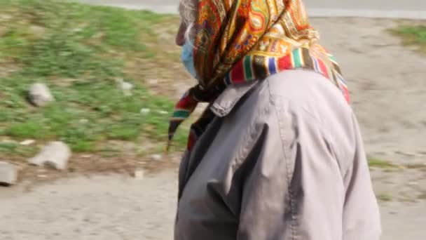 Starsi ludzie na ulicy noszą maski i lateksowe rękawiczki. Kwarantanna decla — Wideo stockowe