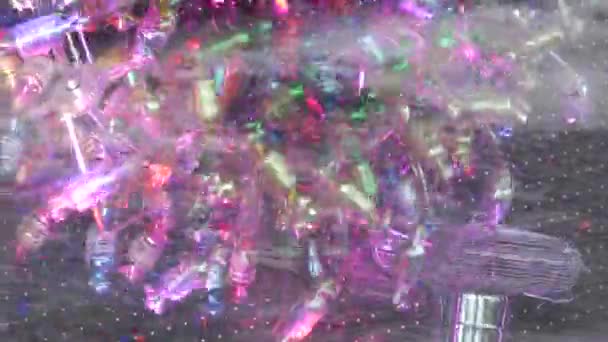 Genialny mechanizm ruchomy z kolorowym oświetleniem za sklepem cukierniczym — Wideo stockowe