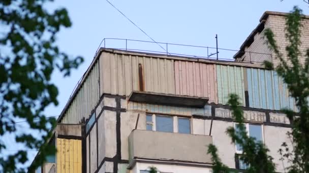 Wielopiętrowy budynek mieszkalny z kolorowymi panelami na balkonach — Wideo stockowe