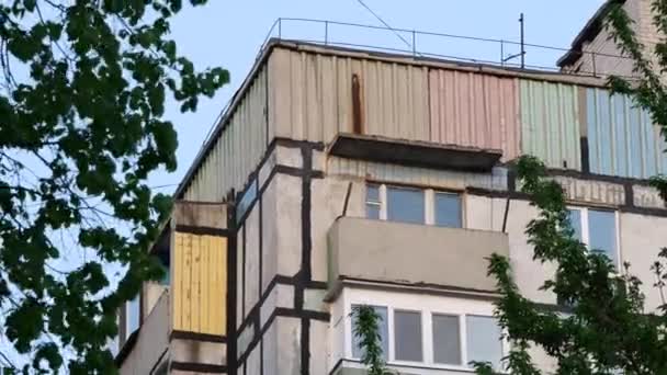 Multi-verdiepingen woongebouw met gekleurde panelen op balkons — Stockvideo