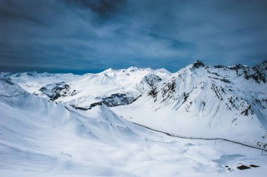Kış karlı dağlar. Kafkas Dağları, Georgia, Gudauri.