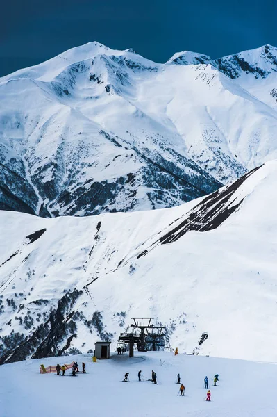 Montañas nevadas de invierno. Montañas del Cáucaso, Georgia, Gudauri . —  Fotos de Stock