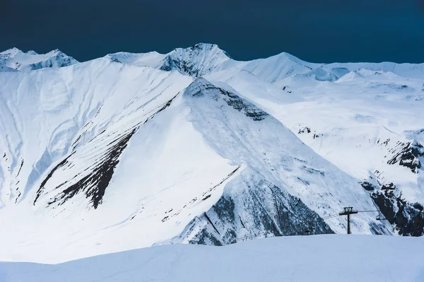 冬の雪に覆われた山々。コーカサス山脈、ジョージア、グダウリ. — ストック写真
