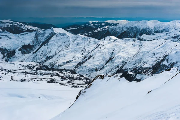 Zimní zasněžené hory. Kavkazu, Gruzie, Gudauri. — Stock fotografie
