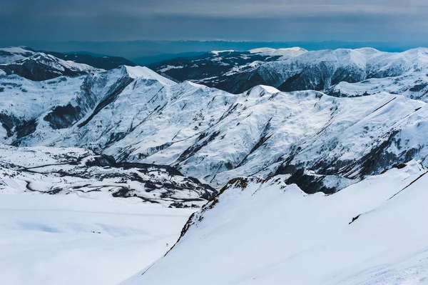 冬の雪に覆われた山々。コーカサス山脈、ジョージア、グダウリ. — ストック写真