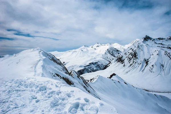 Kış karlı dağlar. Kafkas Dağları, Georgia, Gudauri.