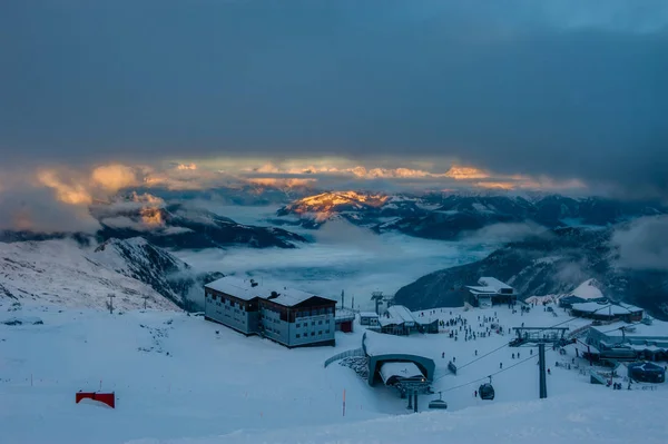 Berg skidort Kaprun Österrike - natur och sport bakgrund — Stockfoto