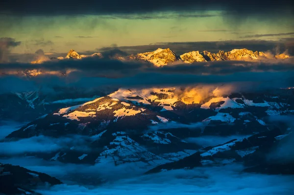 Berge Skigebiet Kaprun Österreich - Natur und Sport Hintergrund — Stockfoto