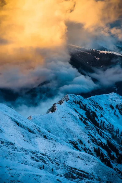 Berg skidort Kaprun Österrike - natur och sport bakgrund — Stockfoto