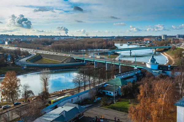 Yaroslavl. Eski Rus şehir görüntüsü. Güzel bir ev ve Şapel.