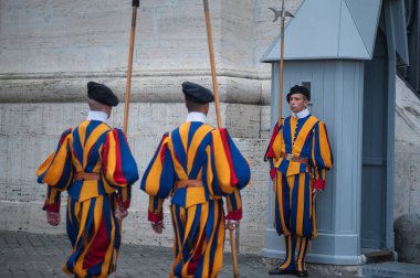 Vatikan Şehri, Vatikan - 3 Eylül: Ünlü İsviçreli muhafızlar gözetlemek Bazilikası'na giriş 3 Eylül 2014 Vatikan'da. Dünyanın en küçük ordu 110 erkeklerle Papalık görevlisi olduğunu