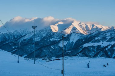 Karlı kış dağ güneş gün. Gürcistan, Kayak Merkezi Gudauri.