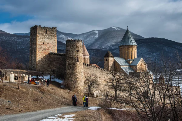 Ananuri slott i winterat solig dag. Georgien — Stockfoto