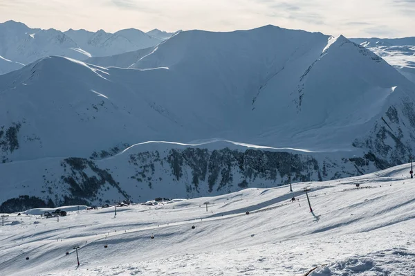 Montanhas nevadas de inverno no dia do sol. Geórgia, da estância de esqui Gudauri . — Fotografia de Stock