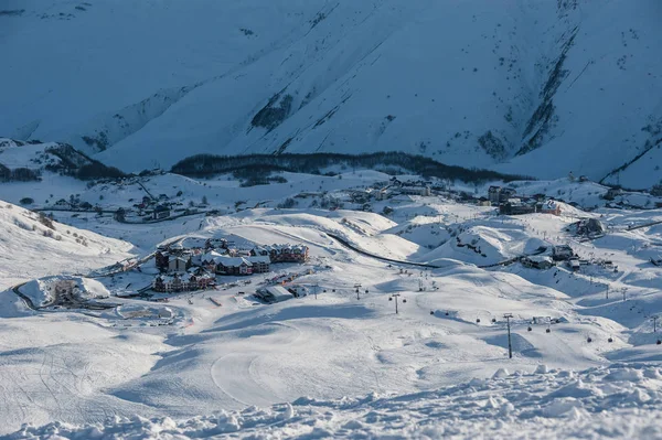 Karlı kış dağ güneş gün. Gürcistan, Kayak Merkezi Gudauri. — Stok fotoğraf