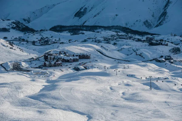 Snörik vinter berg i solen dag. Georgien, från skidorten Gudauri. — Stockfoto