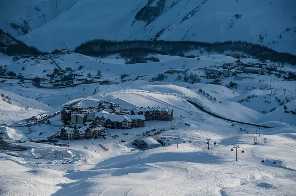 Snörik vinter berg i solen dag. Georgien, från skidorten Gudauri. — Stockfoto