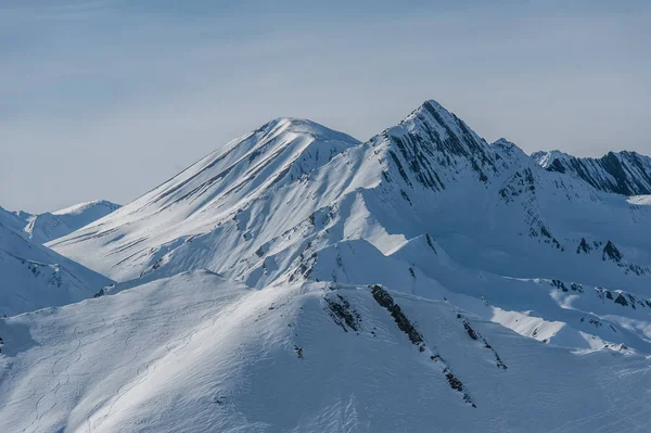 Montanhas nevadas de inverno no dia do sol. Geórgia, da estância de esqui Gudauri . — Fotografia de Stock