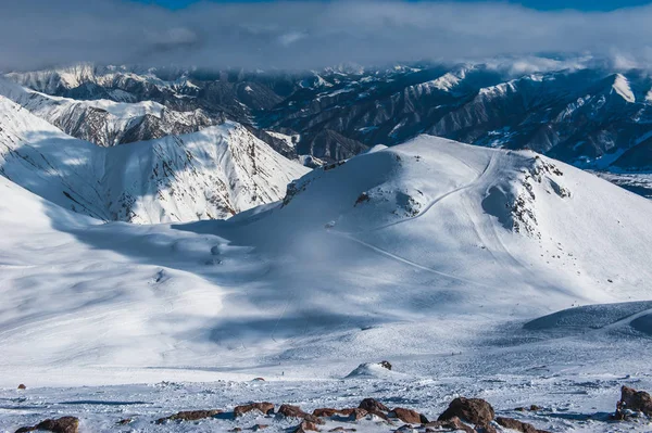 日の山で雪の降る冬。スキー リゾート グダウリからのジョージア. — ストック写真