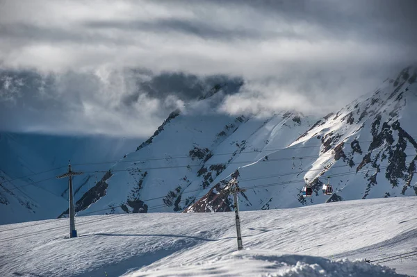 Montanhas nevadas de inverno no dia do sol. Geórgia, da estância de esqui Gudauri . — Fotografia de Stock