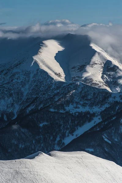 Montañas nevadas de invierno en el día del sol. Georgia, desde la estación de esquí Gudauri . —  Fotos de Stock