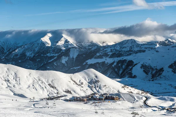 Snörik vinter berg i solen dag. Georgien, från skidorten Gudauri. — Stockfoto