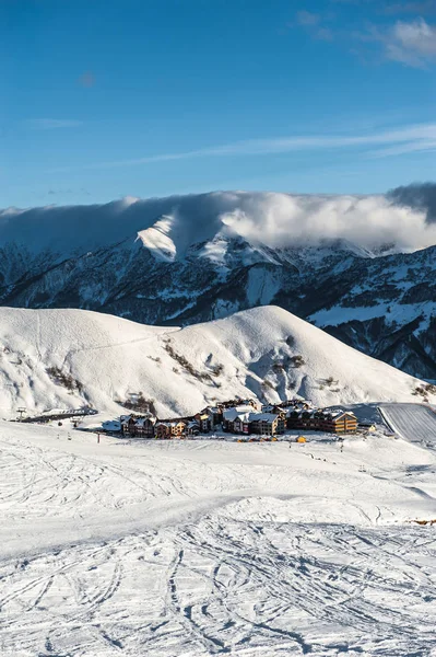 Schneebedeckte Winterberge am Sonnentag. Georgien, vom Skigebiet Gudauri. — Stockfoto