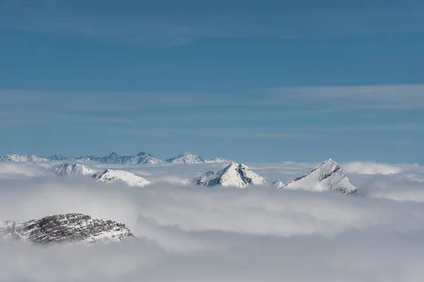 Montañas nevadas de invierno en el día del sol. Georgia, desde la estación de esquí Gudauri . — Foto de Stock