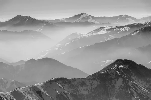 Schneebedeckte Winterberge am Sonnentag. Georgien, vom Skigebiet Gudauri. — Stockfoto