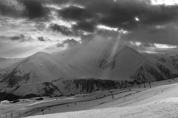 Snörik vinter berg i solen dag. Georgien, från skidorten Gudauri. — Stockfoto