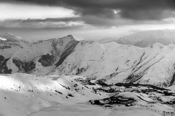 Snörik vinter berg i solen dag. Georgien, från skidorten Gudauri. — Stockfoto