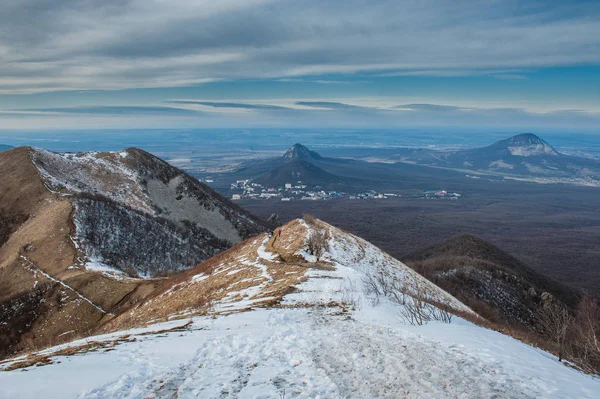 Montaña Beshtau en primavera en Pyatigorsk, Rusia —  Fotos de Stock