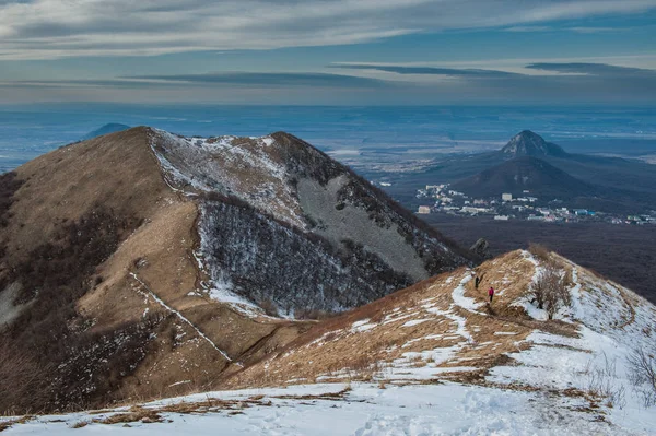 Berg Beshtau op Lente in Pyatigorsk, Rusland — Stockfoto