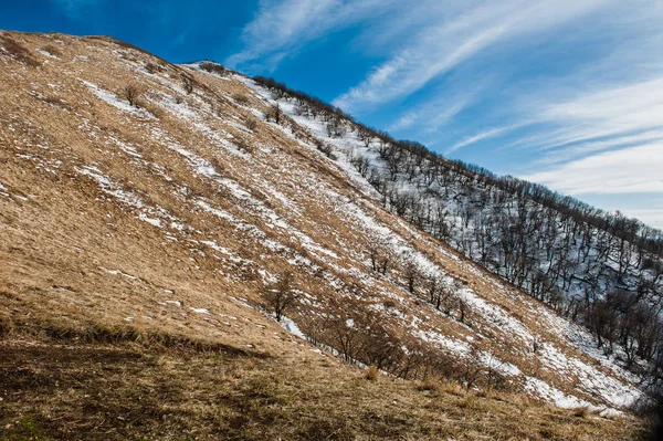 Mountain Beshtau in primavera a Pyatigorsk, Russia — Foto Stock