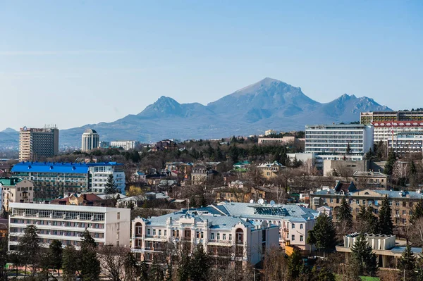 Berg Beshtau op Lente in Pyatigorsk, Rusland — Stockfoto