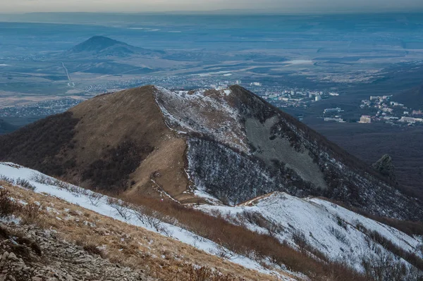Mountain Beshtau at spring in Pyatigorsk, Russia — Stock Photo, Image