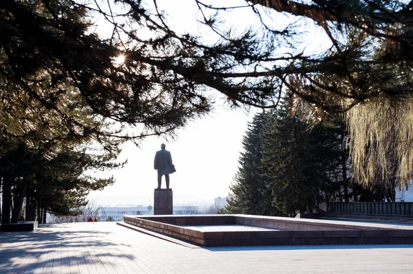 Pyatigorsk, Federacja Rosyjska - 30 marzec 2017: Widok od tyłu pomnika Lenina w kierunku budynku administracyjnego miasta — Zdjęcie stockowe