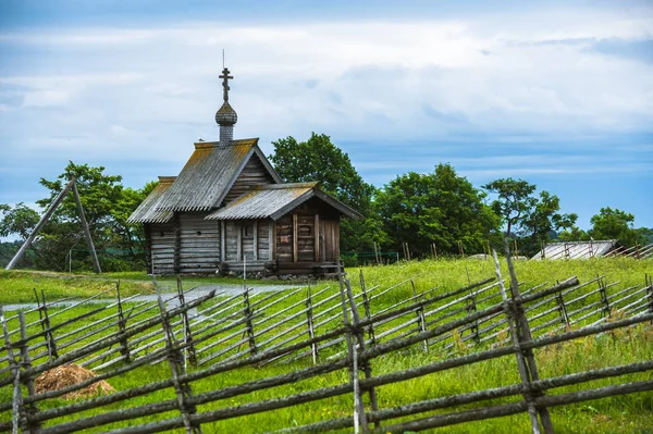 Ilha Kizhi, Rússia. Arquitetura religiosa de madeira antiga — Fotografia de Stock