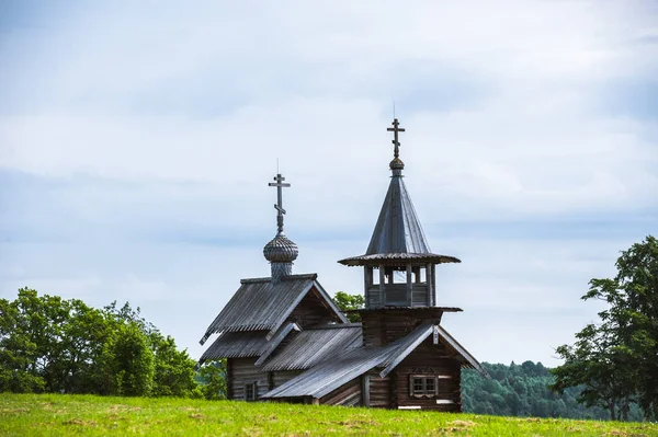 Isla Kizhi, Rusia. Antigua arquitectura religiosa de madera — Foto de Stock
